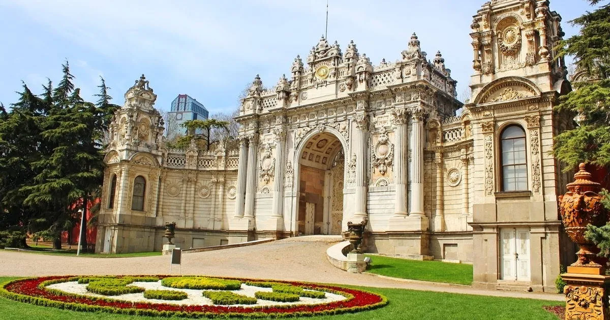 dolmabahce palace entry big door